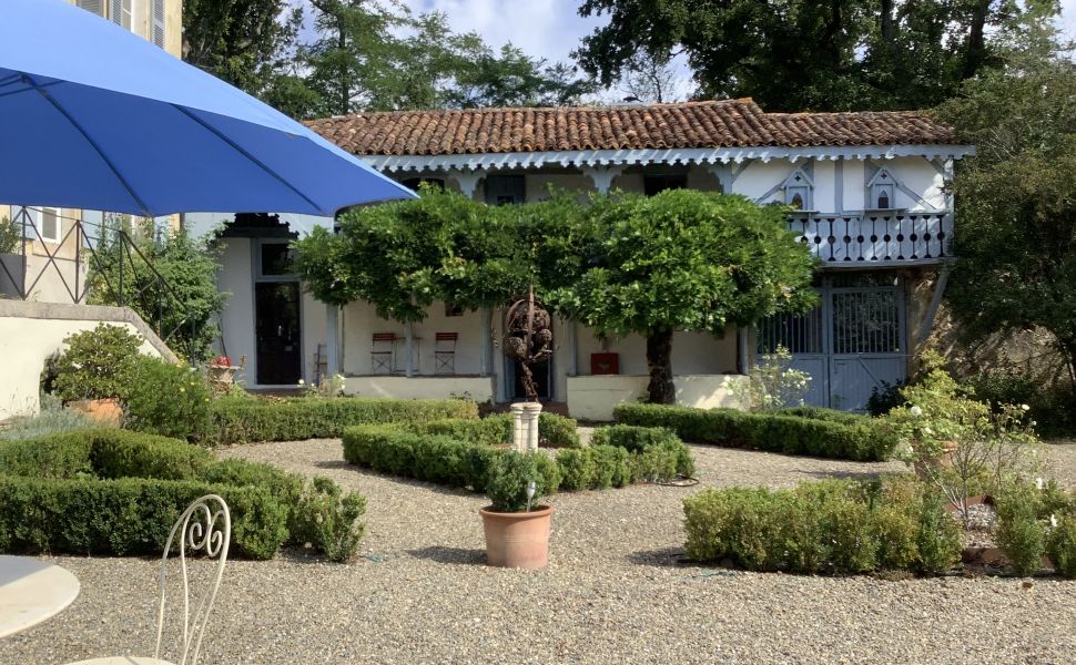 Authentique Château du XVIIème avec Chambres d'Hôtes, Gite et Granges